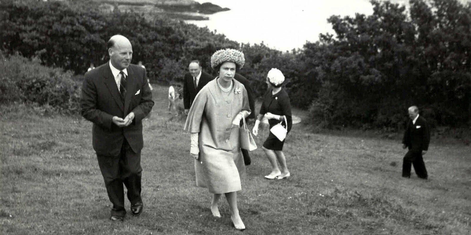 1600x800 HM Queen with Aberdovey estuary 1963